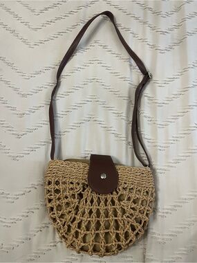 Boho Woven Straw Crossbody Bag with Faux Leather Strap & Snap Closure